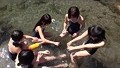 女子校生スクール中出し乱交～川辺で遊んだ夏の思い出～のサンプル画像1