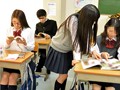 学校の屋上で強風のせいでパンチラしまくっているクラスメイト！のサンプル画像15