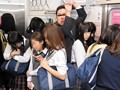 早朝寝ぼけて乗り込んだ先は乗車率120％の女性専用車両！無理に移動しようとしたら女子校生だらけで余計に密着してしまいフル勃起！のサンプル画像4